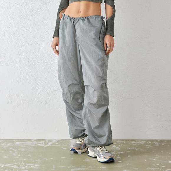 NWT! Urban Outfitters iets frans Gray Shiny Baggy Tech Parachute Pants S bungee - Picture 1 of 9